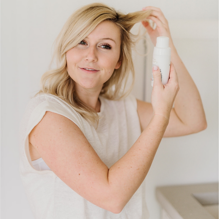 An all-natural powder-based dry shampoo that soaks up oil, refreshes styles, and adds light volume to any hair type.